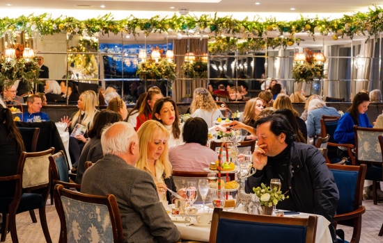 Festive-restaurant-mirrors-1