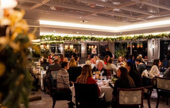 Festive-restaurant-people-4