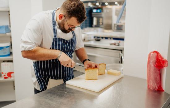 Chef-cutting-bread-4