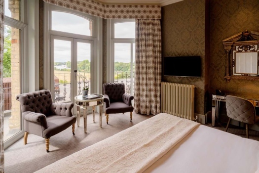 deluxe-river-view-double-bedroom