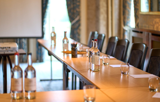 Riverroom-U-table-close-up